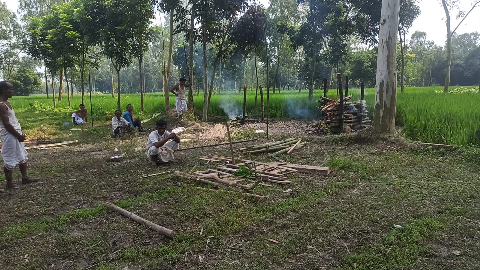 স্বামীর মৃত্যুর কয়েক ঘণ্টার ব্যবধানে স্ত্রীর মৃত্যু, পাশাপাশি দাহ